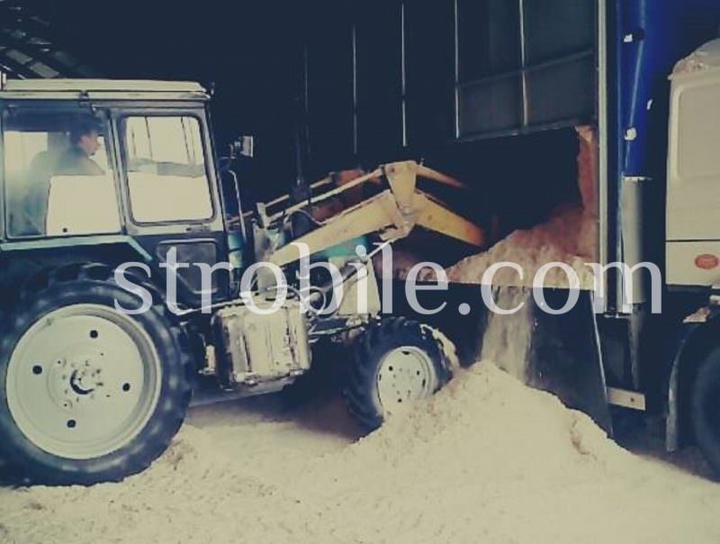 The raw materials pass the process of debarkation and chopping, and turn into shavings. The process takes place in the closed building to avoid the presence of third-party elements (snow, rain, dust etc).